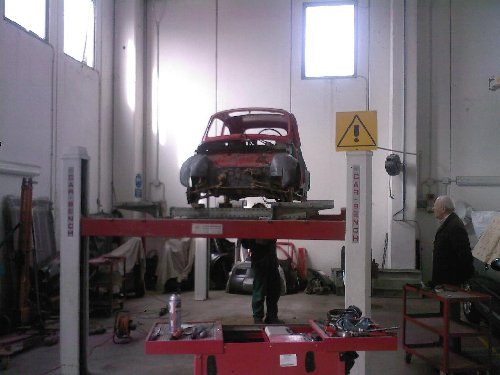 L'uomo sulla destra è il mio nonnino, ex dipendente della Fiat a Perugia, che ogni tanto viene a supervisionare se il lavoro viene bene