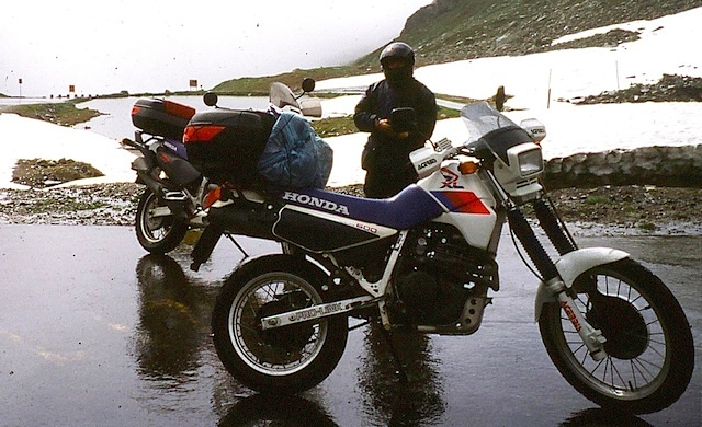 Versione &quot;parafango basso/motard&quot; per un forsennato &quot;giro dei passi&quot; alcuni anni fa...<br />qui sono al SustenPass (Svizzera) a 2224 mt....