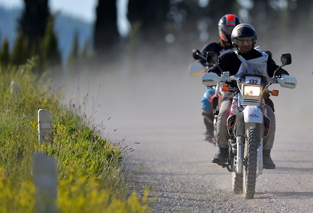 La polvere è ormai ovunque...qui siamo a Vertine, nei pressi di Radda in Chianti; ormai quasi alla fine della cavalcata