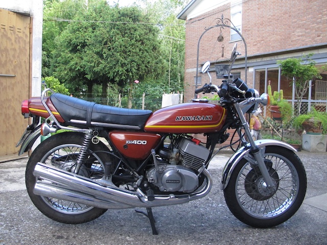 Vere icone degli anni '70, le tricilindriche Kawasaki erano definite &quot;bare volanti&quot; per le loro eccezionali prestazioni di accelerazione unite ad altrettanto eccezionali scarse doti in frenata...