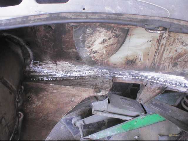 .......interno cofano motore, saldato.......