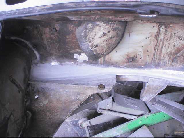 ......interno cofano motore........