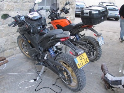 terminata la cavalcata...( circa 250 Km) le moto -belle impolverate- si ricaricano ad una comune presa elettrica...in attesa della cena alla &quot;Associazione Filarmonica&quot; di Gaiole in Chianti...