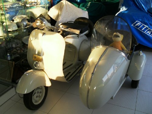 aveva anche questa splendida vespa sidecar