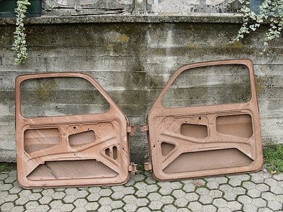 quella di destra è della F, verrà modificato l'attacco manigglia ed il supporto del pannello, nella F è più corto. pala