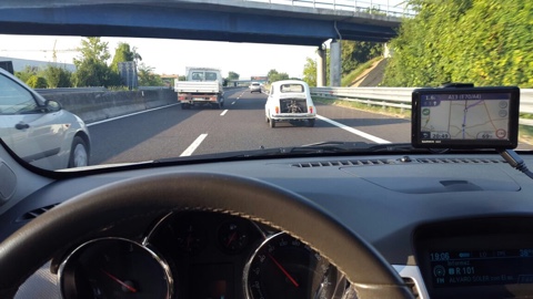 Qui in autostrada col vano motore aperto a causa dell'eccessivo calore!